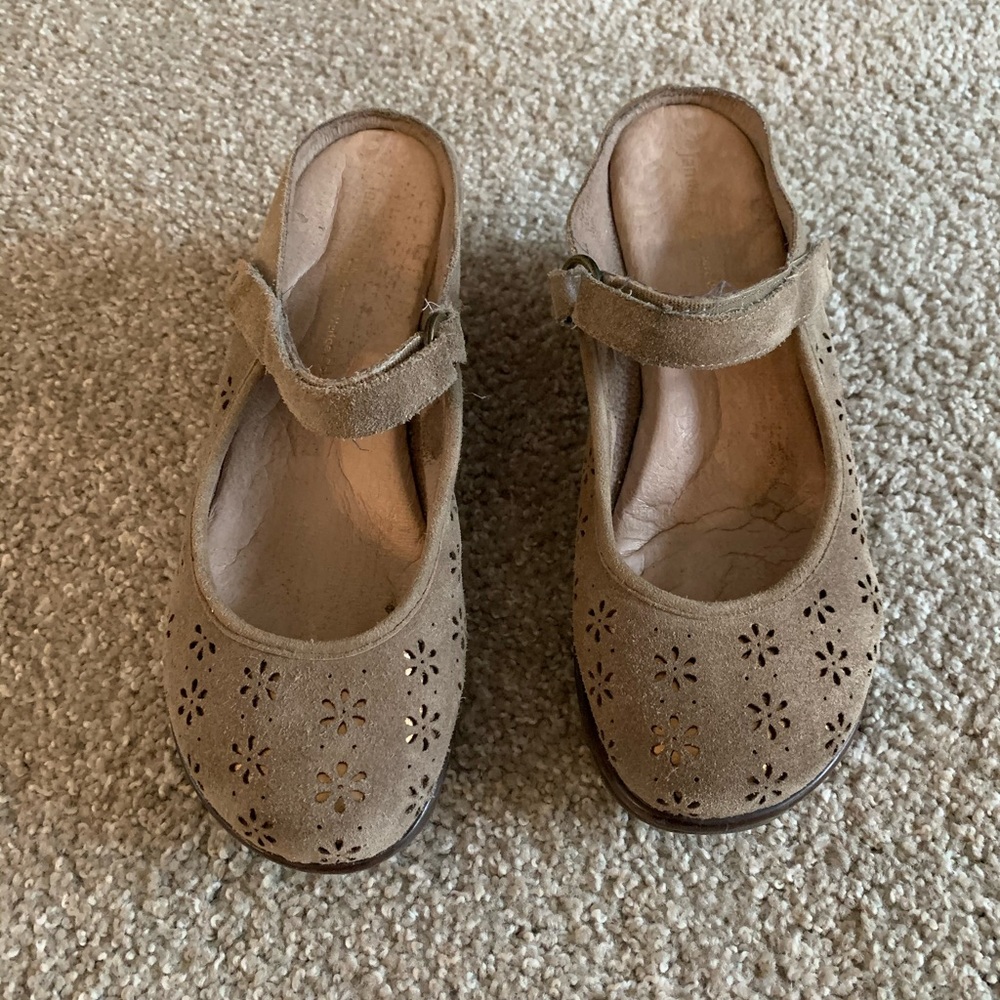 Jambu Tan & Gold Clogs